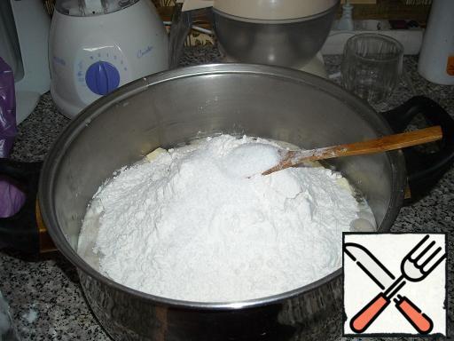 Yeast was diluted in 700 ml of warm water. Add salt at the very end of the bookmark on the flour (salt quickly "eat" yeast).
Salt - 2 tablespoons with a slide.