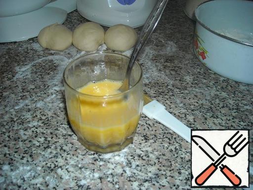Spread the filling, then beat with a fork deferred 3 yolks with a small amount of vanilla sugar.