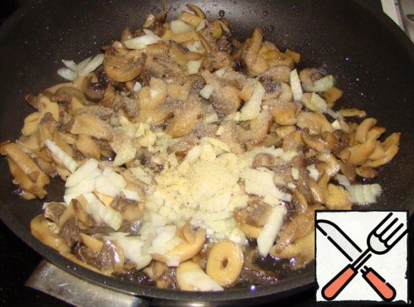 Mushrooms fry with onions..and garlic...salt. .pepper...dill))))