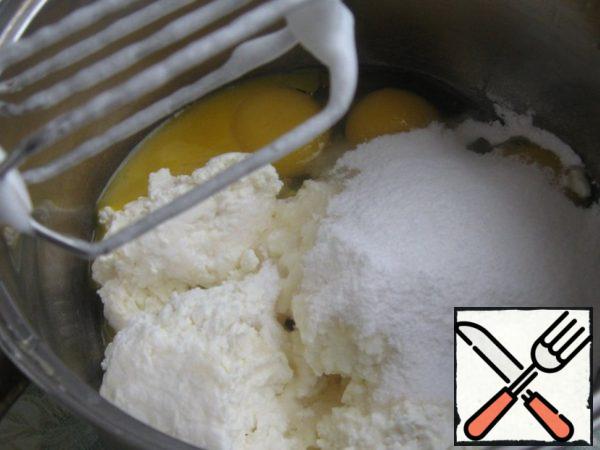 Mix cottage cheese, yolks, powdered sugar and vanilla sugar.