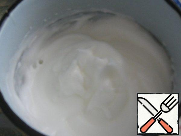 The eggs separate the whites and beat with a pinch of salt into foam.