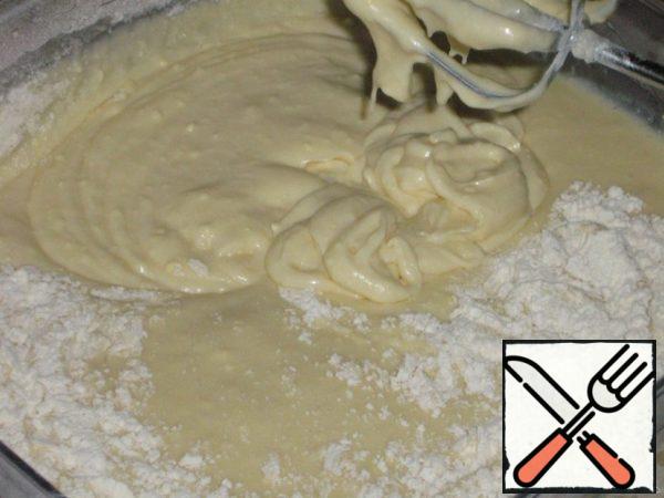 Add baking powder, vanilla and flour!
Flour can be sifted so that it is saturated with oxygen and the cake was even more airy!