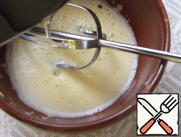 Hot acid slowly pour into the beaten eggs, without ceasing to whisk the mixture.