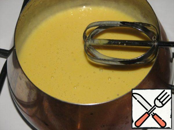 Put a saucepan with the sauce on a tiny fire, add the sugar and, without ceasing to beat with a mixer, slowly introduce hot butter. The sauce is ready when a little thick, that is on the fire hold it for a minute.