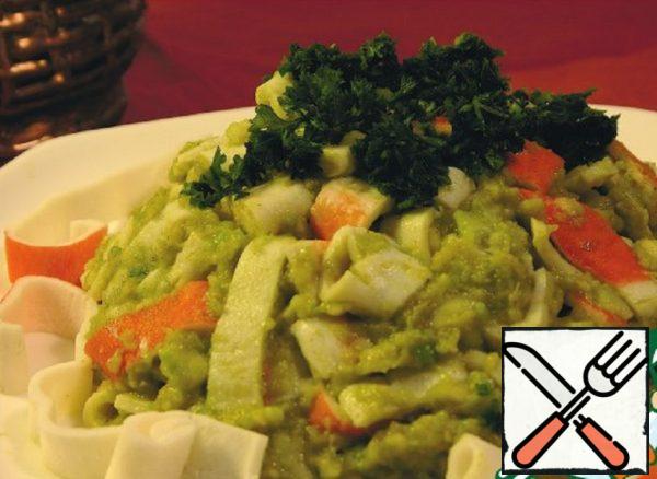 Now mix avocado, crab sticks, parsley and dressing. Spread the slide, decorate with parsley and strips of crab sticks.
