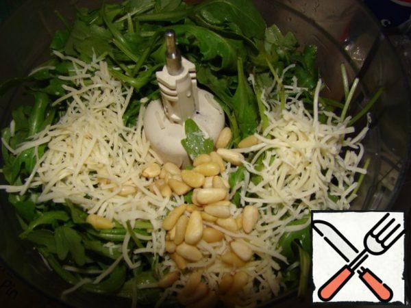 Grind with cheese using a blender or combine (ideally Parmesan, if not, replace any solid variety), nuts and finely chopped garlic.