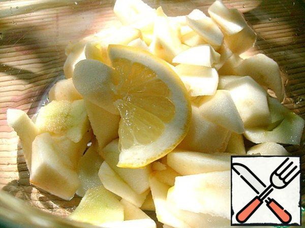 Peel the apple and cut into slices. Cut the cucumber into strips, zucchini into circles.
