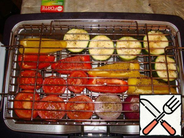 After 10 minutes, spread the vegetables on the grill and fry until tender.