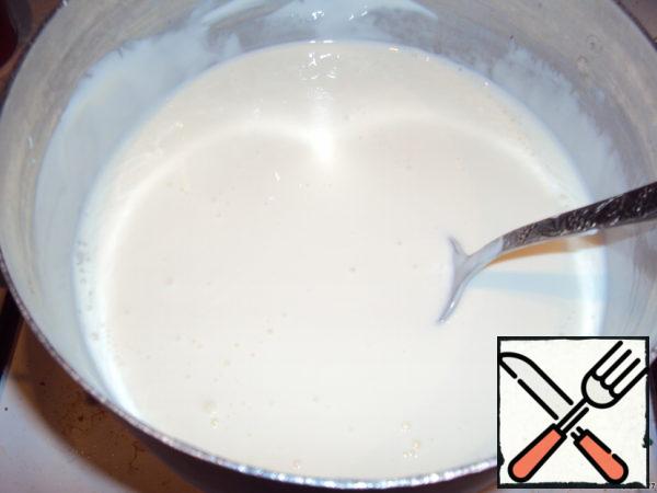 In General, this cheese is made from cream, but since I did not have cream, I thought, why not try to cook from sour cream? Because sour cream is made from cream! Made it, tried it and just froze, it turned out delicious!Proceed: pour the milk into the sour cream, mix well, put on fire and heat to about 70-75 degrees, stirring.
Add lemon juice, stir, stand on a slow fire for another few minutes, sour cream should storerotica (do not boil).
Turn off the heat. Let stand a little on the stove, 5-7 minutes.