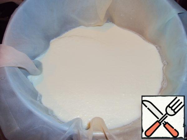 In a colander to put cheesecloth, folded two or three times, or a thin cloth,
pour the coagulated liquid, let it drain.