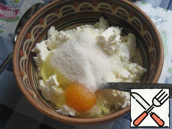 Meanwhile, get busy with the filling - mix cottage cheese, sugar, vanilla sugar and egg.
