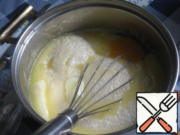 In approaching the dough add the melted butter, eggs (2 pieces) and the flour so that the dough could interfere with a spoon. When this dough is suitable, then sprinkle the flour to knead the dough is not sticky, but soft.