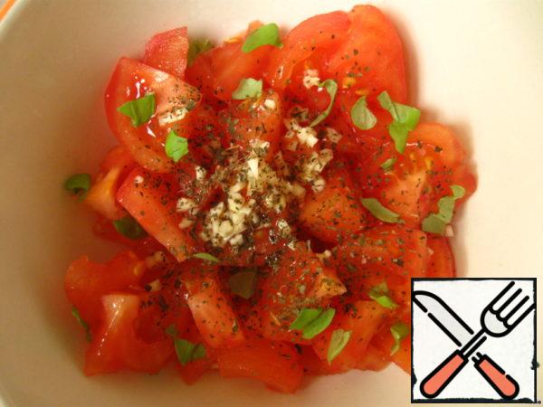 Grate the garlic or thinly slice it.
Season the tomatoes with garlic and all the other ingredients. Mix everything together.
