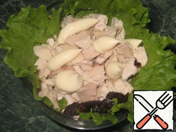 Put the lettuce leaves in a bowl. Put the chicken on top, add a few drops of mayonnaise.
