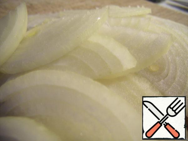 Finely chop the onion into half rings.
