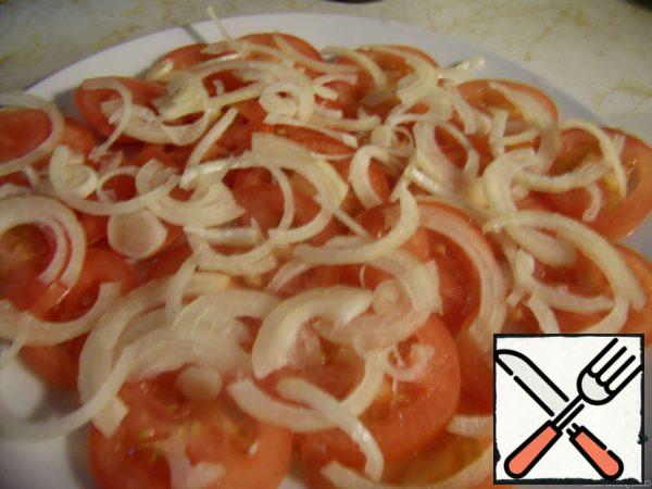 Put tomatoes and onions on a plate. Lightly salt.