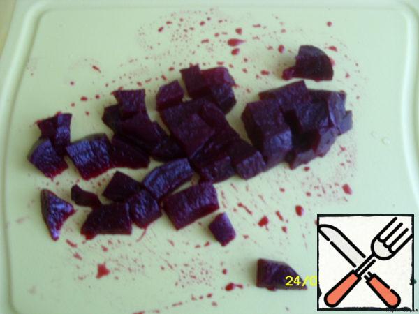 Boil the beets, peel and cut into large cubes.
