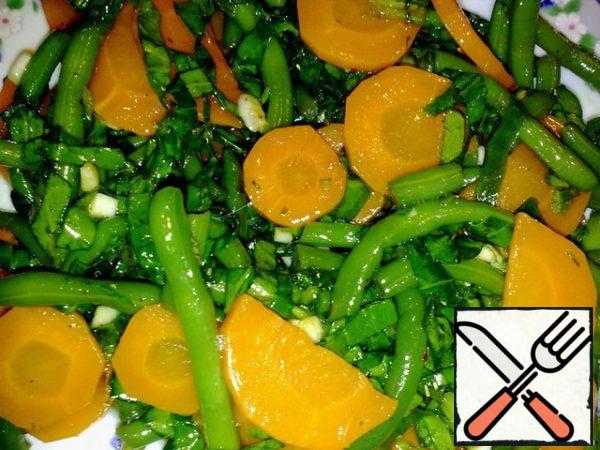 Pour the salad with the resulting dressing, mix and serve.