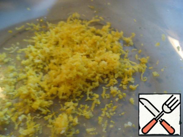 Remove the zest from two lemons using a grater or a special device.
(I'm grating) We try to shoot only the yellow part, without white, white can add unnecessary bitterness.