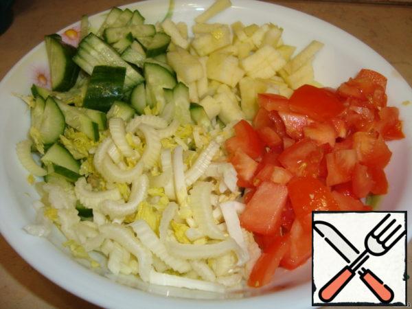 Wash, peel and dice the apples.
Celery stalks, tomatoes and cucumbers cut into small cubes.