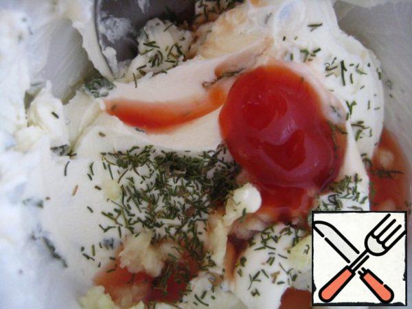 Mash the cheese with a fork and mix with garlic, herbs, ketchup and Tabasco passed through the press.