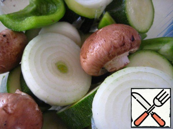 To wash vegetables;
peel onions, cut into rings;
peel the pepper and cut into large pieces;
zucchini cut into large circles.
