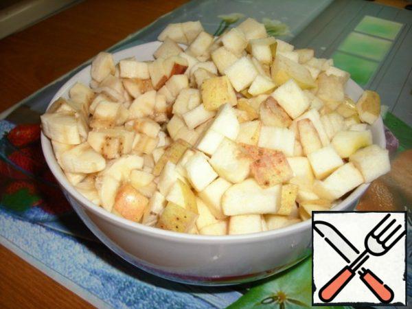 Slice the fruit. I cut with a stamp. It is very tasty when there is a banana in the casserole. You can also add any dried fruits or just not dried fruits. See for yourself. Who likes it.
