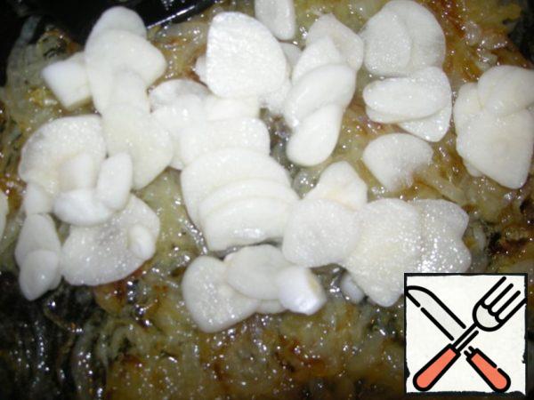 Peel the garlic and cut into thin slices.