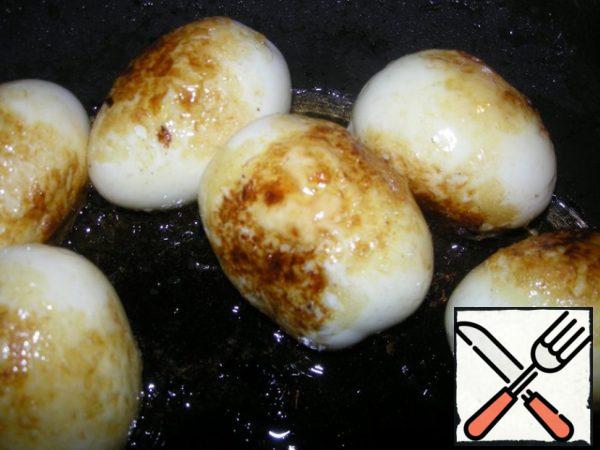 Cook hard-boiled 6 eggs, peel them. Throw in the same oil, which fried vegetables. Fry for 3 to 4 minutes. Put on a paper towel.