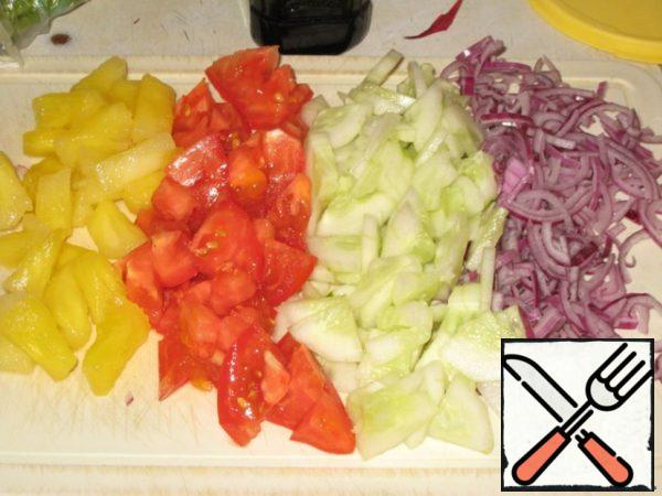In General, all proportions are conditional, depending on the preferences of tastes.
Chop onions into thin half rings, peel cucumbers and cut. Tomatoes and pineapple, too, cut.