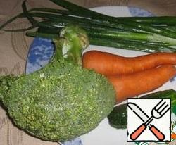 Wash the vegetables. Boil broccoli and carrots in salted water.