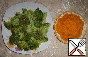 Broccoli cut into pieces 3-4 cm in length Carrots grate on a coarse grater.