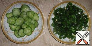 Cut the onion and thin slices of cucumber.