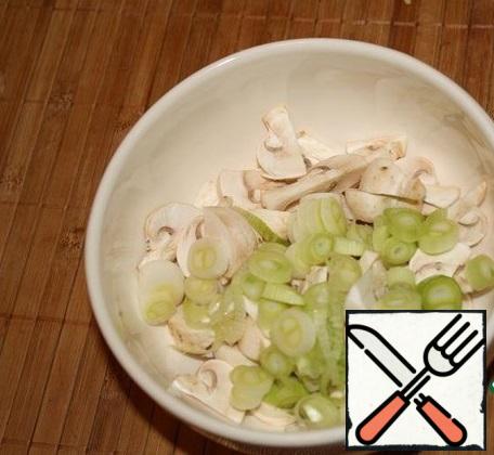 Chop the green onions (not very finely, so that the pieces were about half a piece of mushroom)and add to the mushrooms.