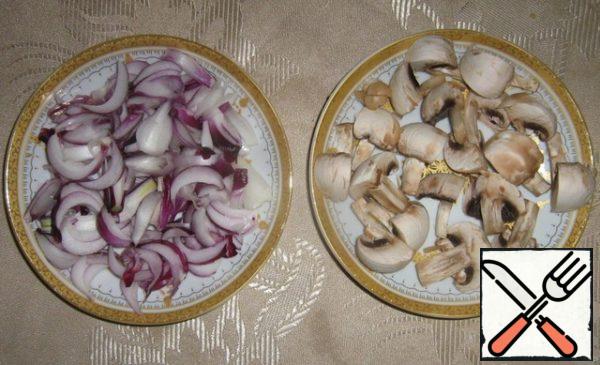Mushrooms wash and cut into quarters. Peel the onion and cut into half rings.