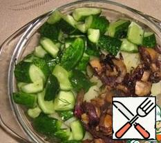 To potatoes add cucumbers, onions and mushrooms, salt, vegetable oil. Stir well.