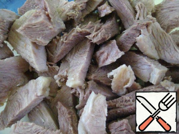 Wash and peel the vegetables;
cut the boiled meat into strips.

