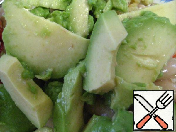 Cut the avocado into slices.
