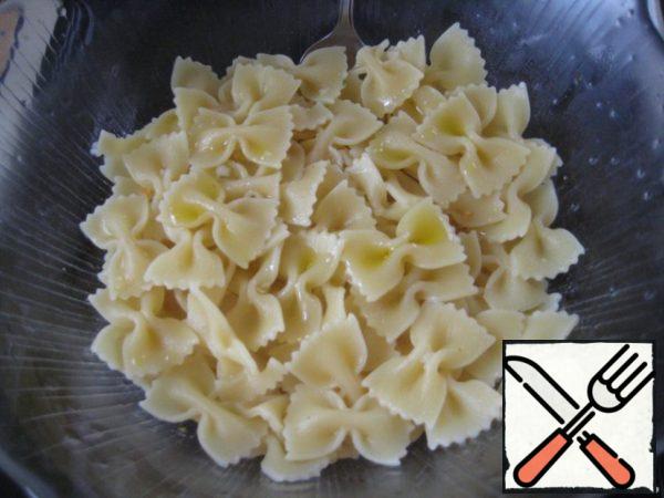 Wash and peel all the vegetables.
The pasta is boiled in boiling salted water to the state of "al dente"; the water is drained, olive oil is added and mixed.
