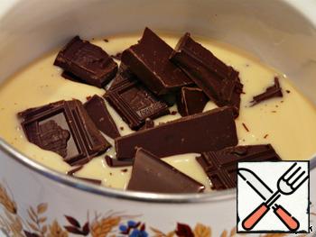 Prepare the chocolate filling. In a saucepan, pour the condensed milk and, stirring constantly, melt the chocolate in it over medium heat.