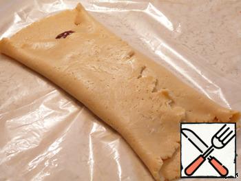 Fold the edges of the rectangle from the dough so that it completely covers the filling, pinch the seam.