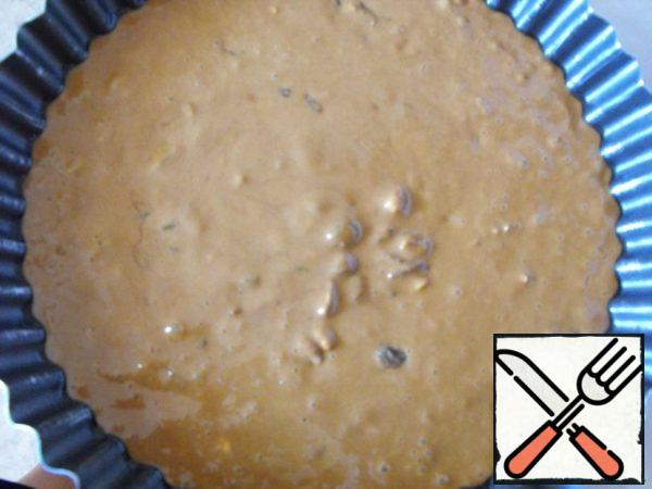 Pour the dough into a mold and bake for about 35 minutes at a temperature of 180 degrees.
