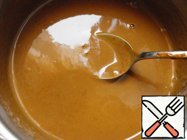 Preheat the milk, but do not bring it to a boil, add the remaining condensed milk, mix.

