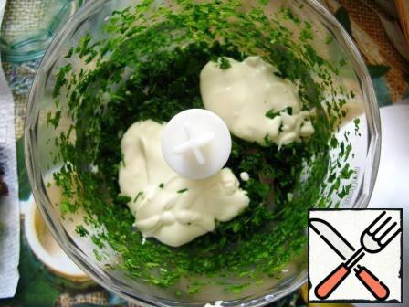 Grind the coriander and garlic.
Add as many spoons of mayonnaise as ground cilantro we got (I estimate by eye). Scroll again until the sauce.