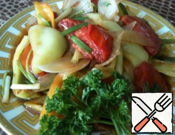 Our salad is ready! It can be served both hot and cold.
Onions and peppers should crunch a little.