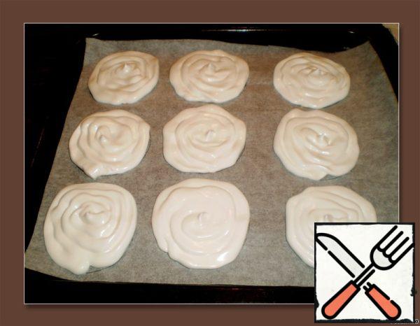 Draw circles on baking paper. With a teaspoon or a syringe, put round tortillas on a paper-covered baking sheet.
