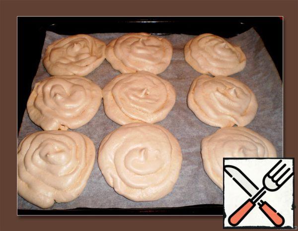 Preheat the oven to a temperature of 60-80 *C.
Put the meringue in the oven and bake for an hour. Leave the meringue to dry in the oven for another hour.
