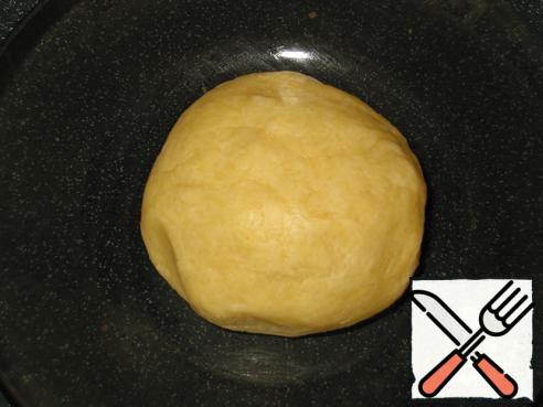 Mix the flour in a bowl with salt, sugar and vanilla, add oil, RUB everything into a large crumb, then pour a tablespoon of water and stirring with a fork, knead the dough, it should become a little wet, mash it a little hands, roll into a ball, wrap in a film and put in the refrigerator for 30 minutes.