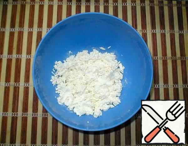 Wipe the cottage cheese through a sieve (preferably twice).
