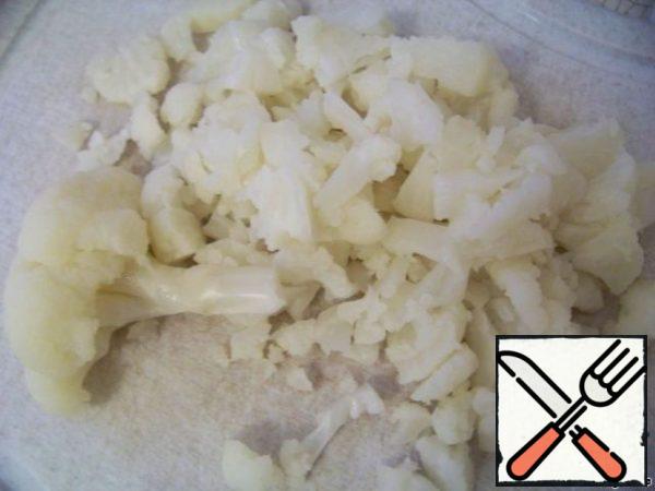 Peel the cauliflower and cut into pieces.
